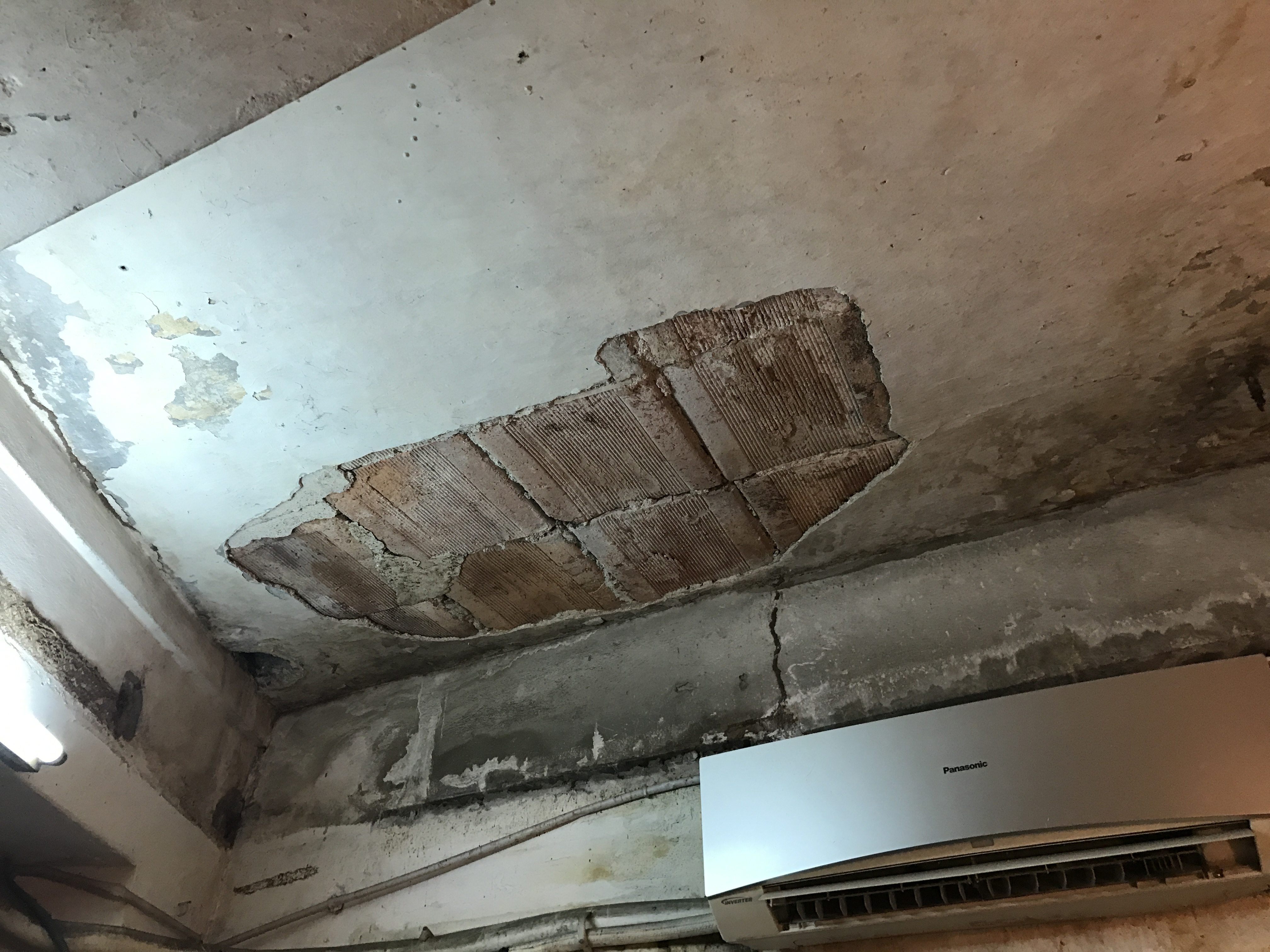 Những vết nứt của mảng trần nh&agrave; hậu trường rạp C&ocirc;ng Nh&acirc;n c&oacute; nguy cơ sụp đổ bất cứ l&uacute;c n&agrave;o