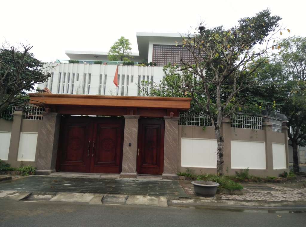 
Căn biệt thự tại Khu đ&ocirc; thị B&igrave;nh Minh, phường Đ&ocirc;ng Hương, TP Thanh H&oacute;a, được cho l&agrave; của b&agrave; Trần Vũ Quỳnh Anh
