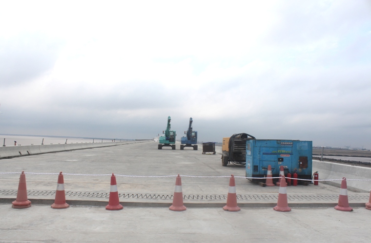 
Ho&agrave;n thiện những c&ocirc;ng đoạn cuối c&ugrave;ng trước khi c&acirc;y cầu được kh&aacute;nh th&agrave;nh v&agrave;o 2-9 năm nay. Ảnh: L&agrave;m sạch bề mặt cầu
