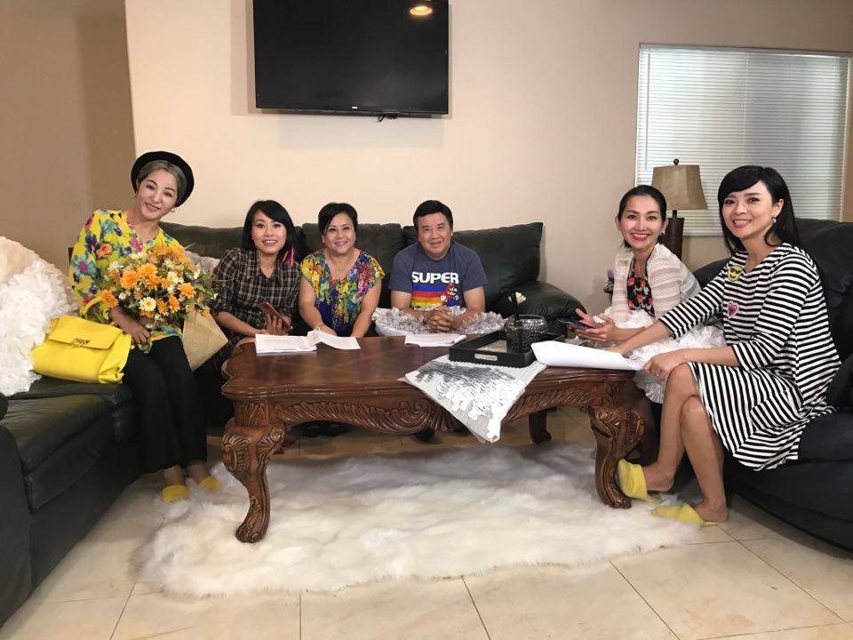 C&aacute;c nghệ sĩ: Th&uacute;y Nga, Loan Thanh, Mỹ Trinh, Bảo Quốc, Kim Hiền v&agrave; Hồng Loan tr&ecirc;n s&agrave;n tập kịch Trong nh&agrave; ngo&agrave;i phố tại Mỹ