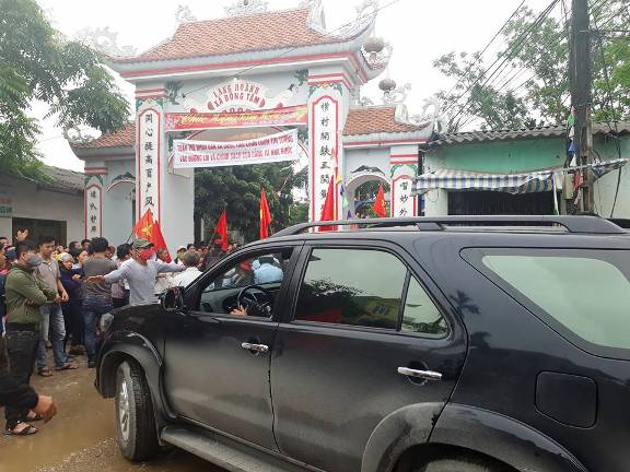 
Xe v&agrave;o cổng l&agrave;ng Ho&agrave;nh, x&atilde; Đồng T&acirc;m
