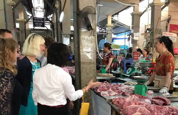 Bộ trưởng Đan Mạch nói về việc thăm quầy thịt lợn sống ở chợ