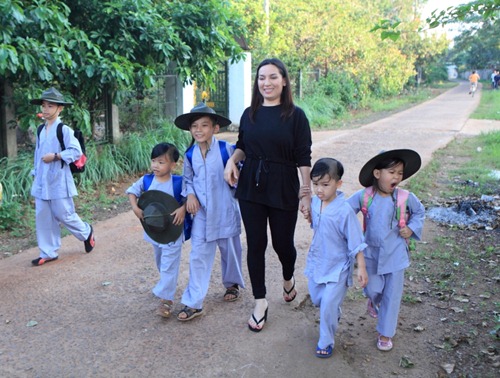Ca sĩ Phi Nhung: Không thể lấy chồng vì quá đông con - Ảnh 1.