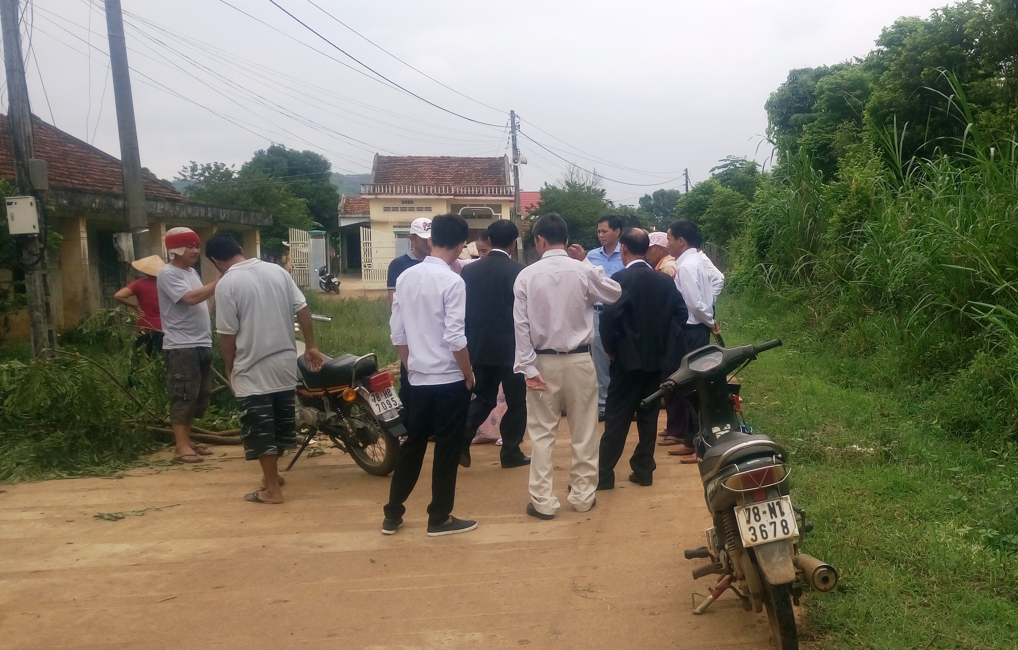 Vụ chặn xe cưới đòi nợ nông thôn mới: Nếu buộc xin lỗi, lãnh đạo thôn từ chức - Ảnh 2.