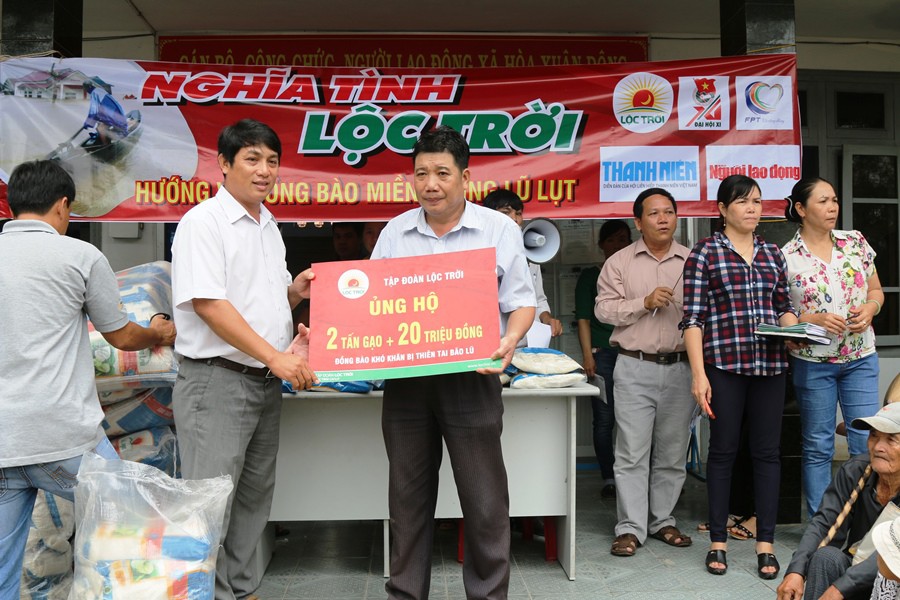 Tập đoàn Lộc Trời và Báo Người Lao Động đội mưa đến người dân vùng bão - Ảnh 2.