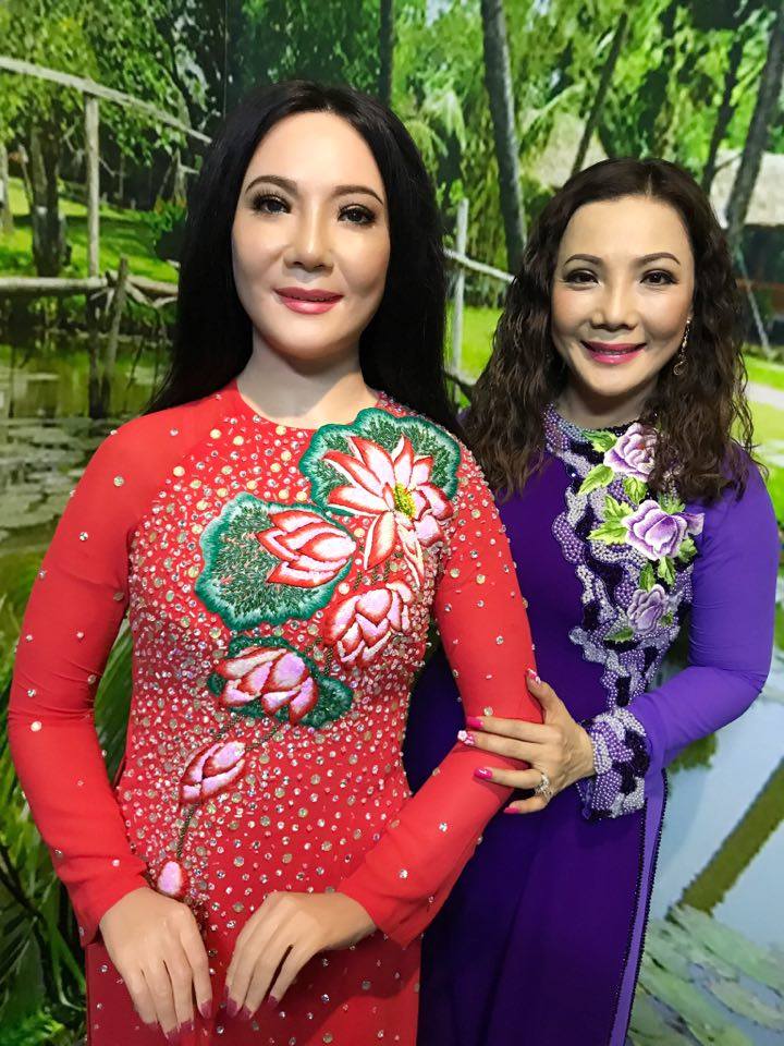 NSƯT Cẩm Ti&ecirc;n b&ecirc;n bức tượng của chị