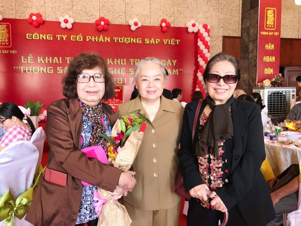 Ba nữ tướng: NSƯT Diệu Hiền, Thanh Nguyệt, Ngọc Hương trong ng&agrave;y kh&aacute;nh th&agrave;nh Khu trưng b&agrave;y tượng s&aacute;p Việt