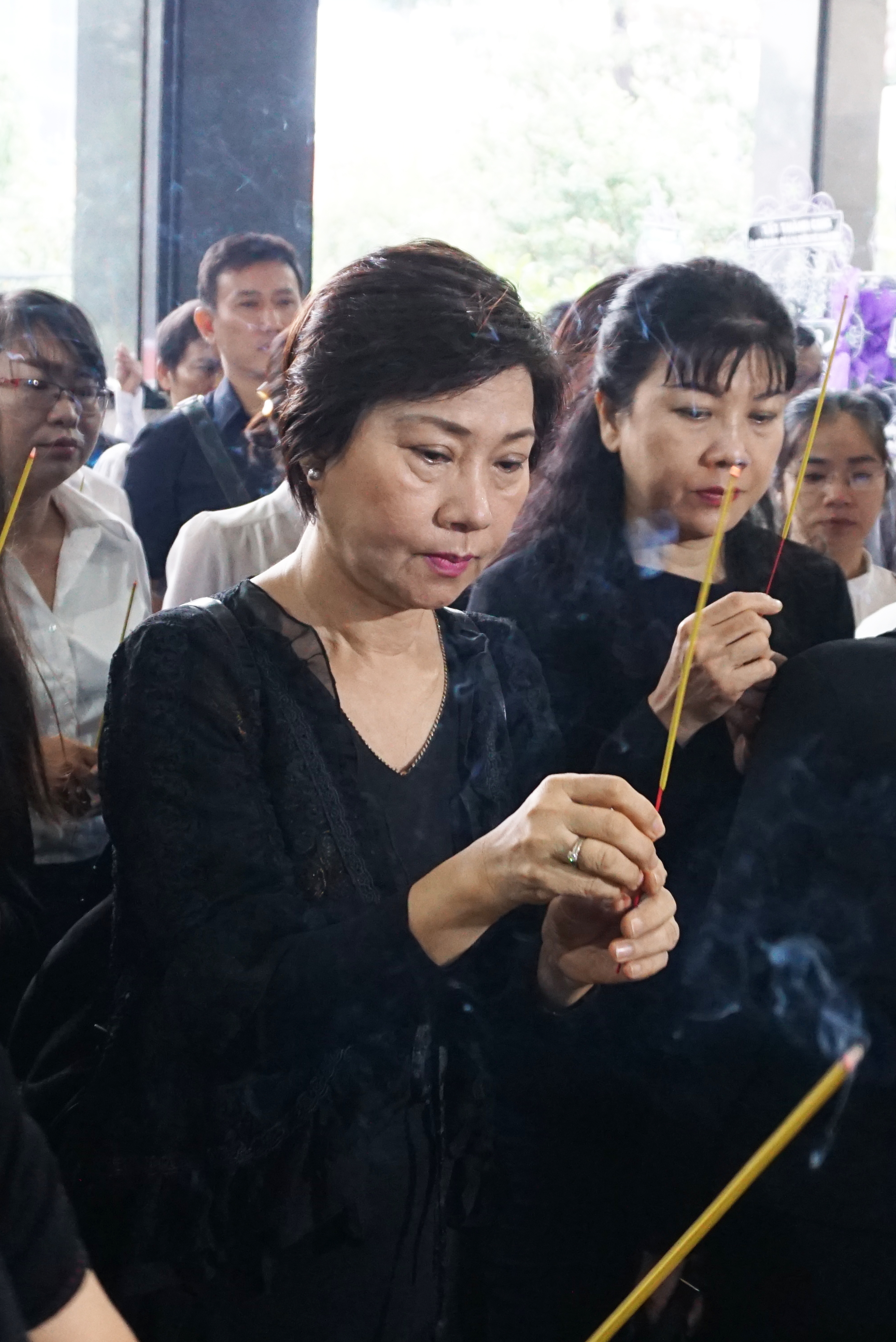 NSƯT Bích Hồng và Văn Minh Hương thắp hương tiễn biệt PGS - nhạc sĩ Ca Lê Thuần