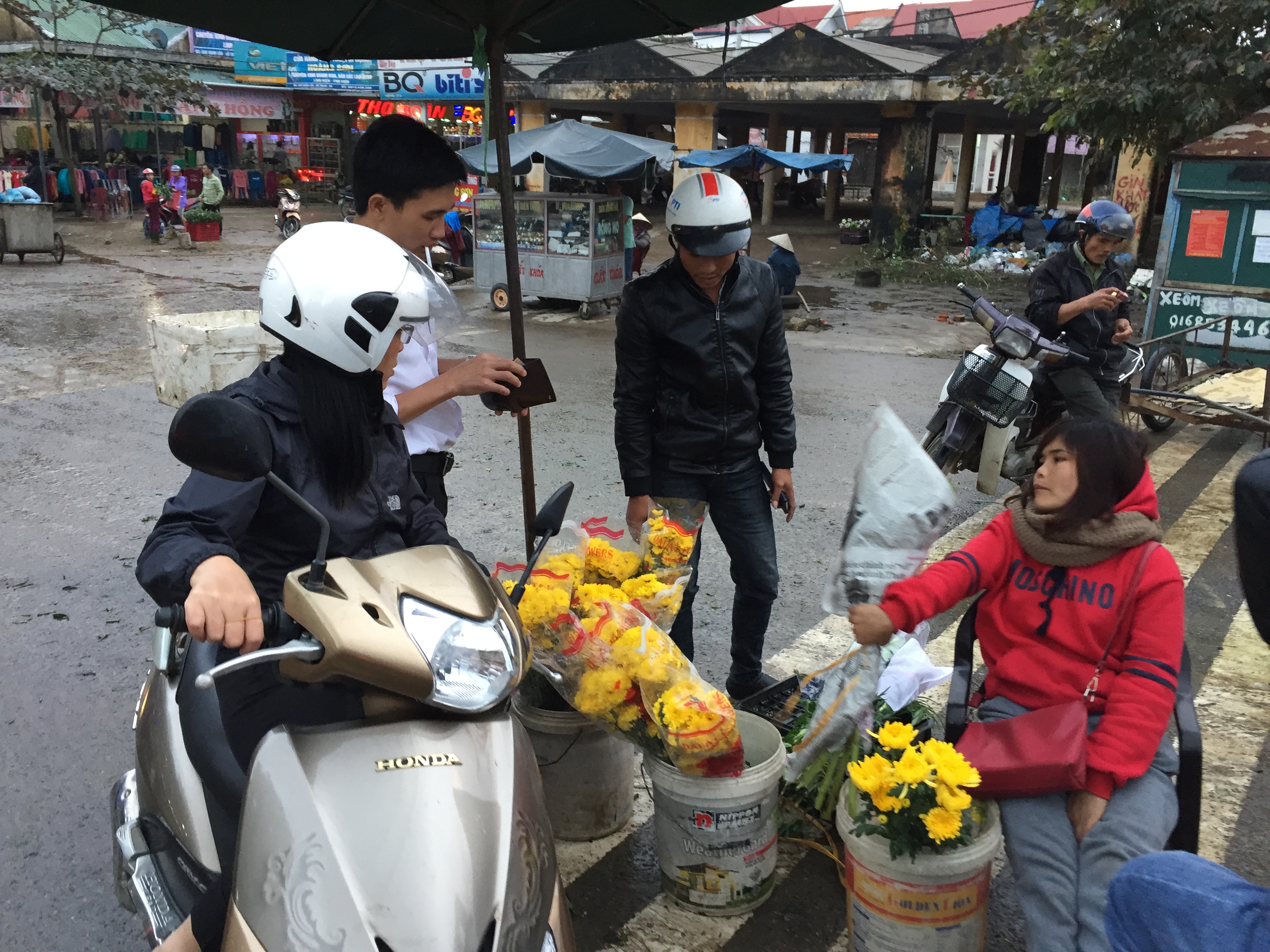 Chợ chỉ còn một vài kẻ bán người mua