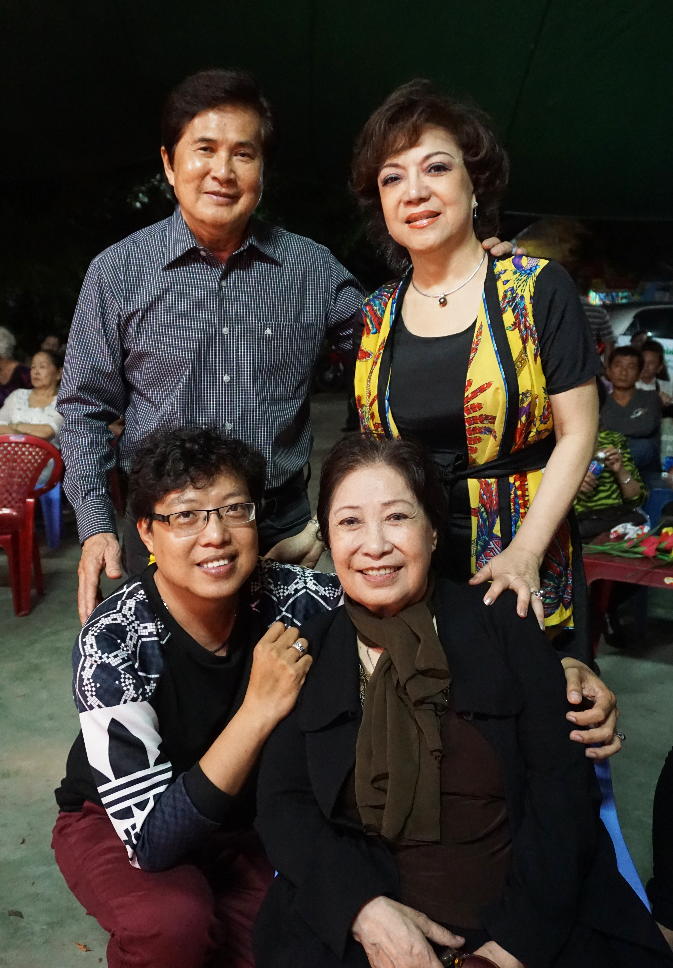 
T&aacute;c giả v&agrave; NS Ho&agrave;i Thanh, Đỗ Quy&ecirc;n thăm NSƯT Ngọc Hương

