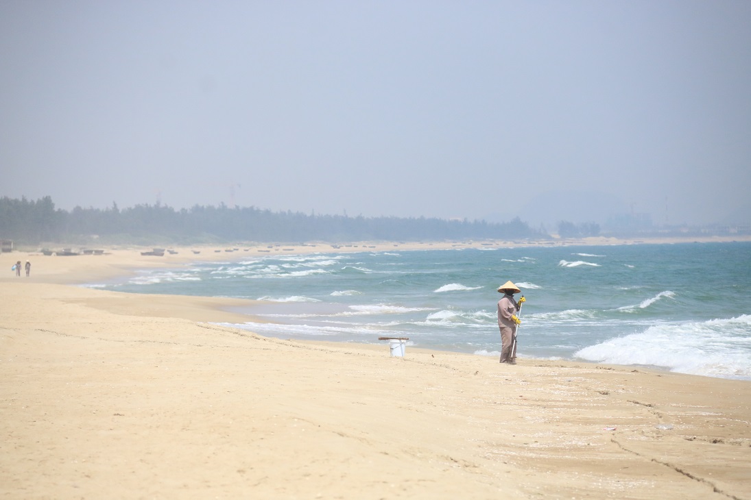 
Dọn dẹp r&aacute;c tr&ecirc;n b&atilde;i biển H&agrave; My
