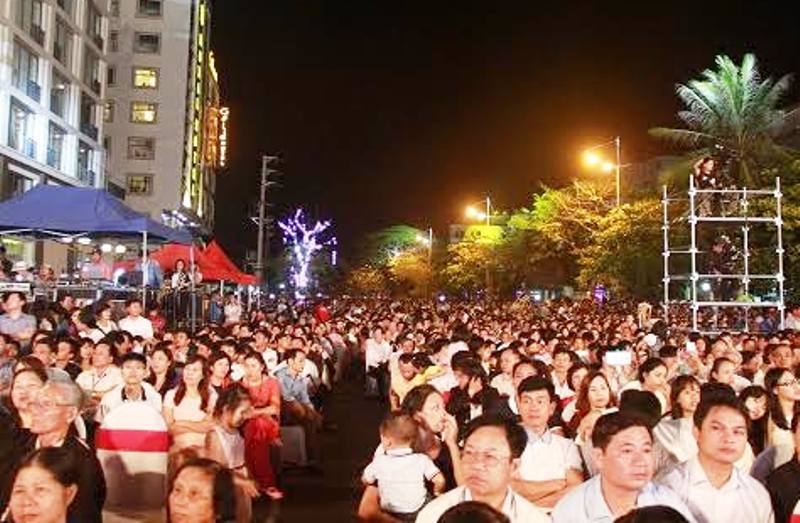 Hàng ngàn du khách đã về Sầm Sơn dự buổi lễ kỷ niệm 110 năm du lịch Sầm Sơn và lễ công bố thành lập TP Sầm Sơn