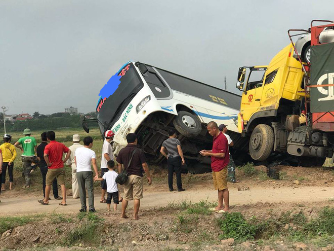 Xe container tông xe khách trên cao tốc bay xuống ruộng
