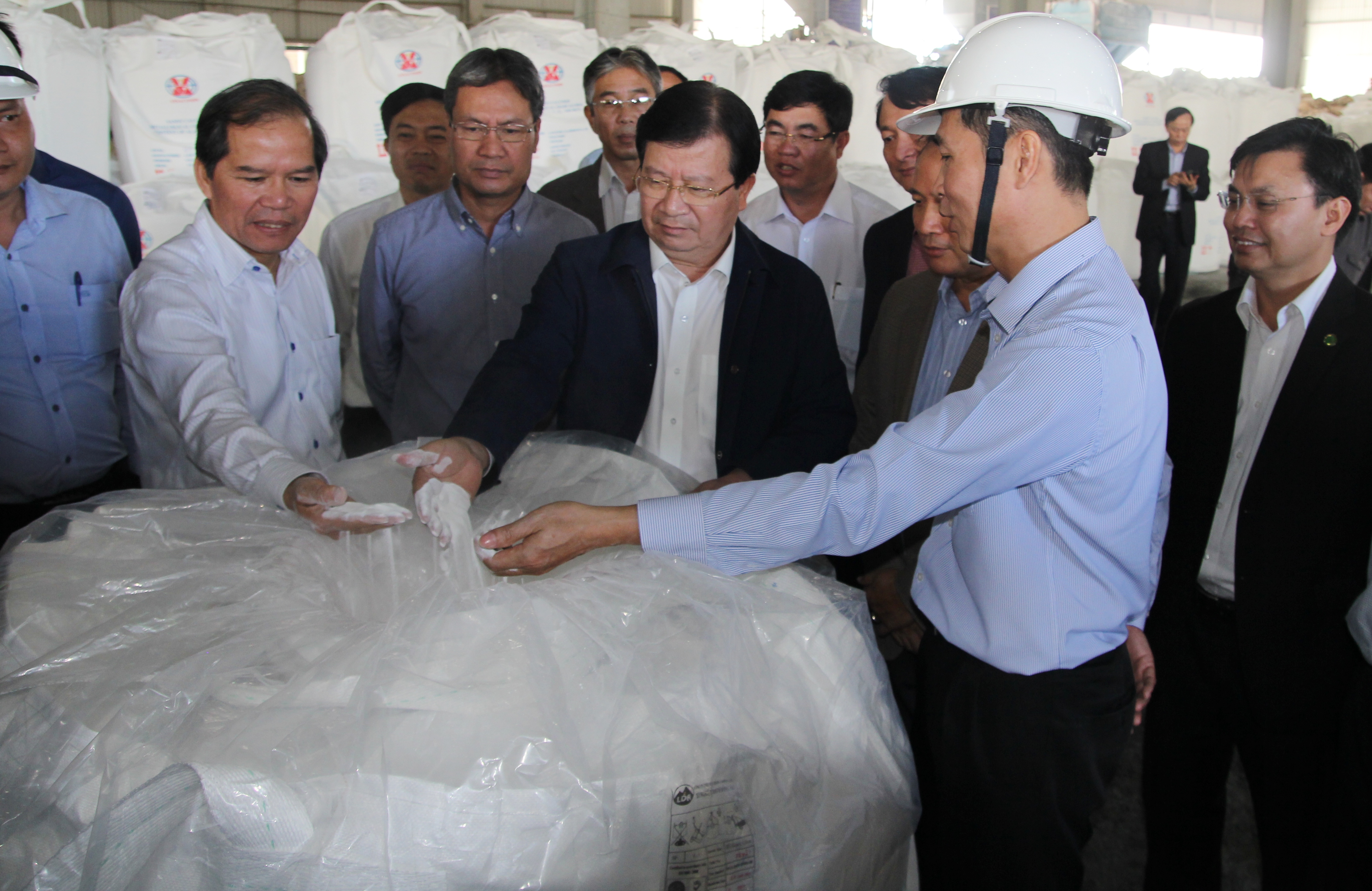Thăm xưởng alumin thành phẩm chuẩn bị xuất bán.