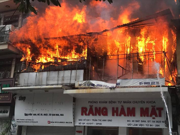 Cháy lớn ở phố cổ Hà Nội, một người tử vong