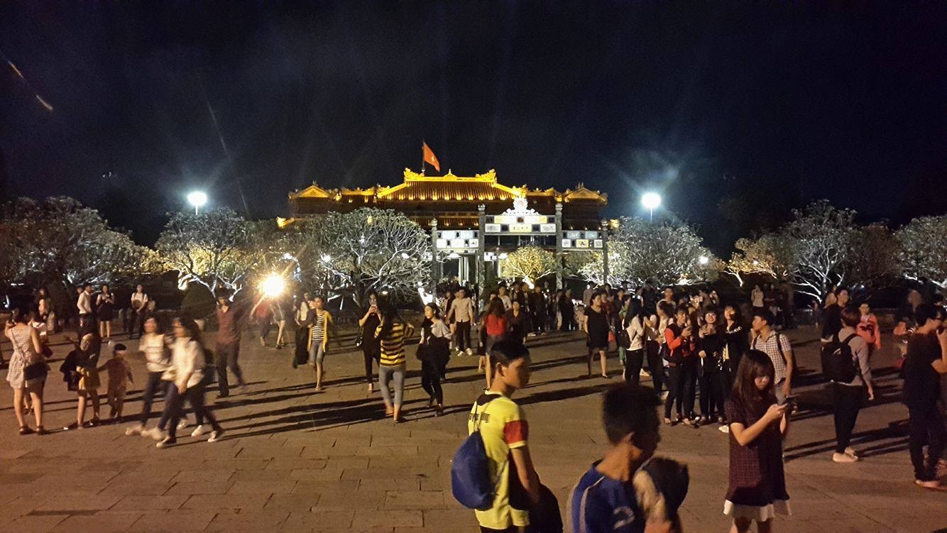 Du khách tham quan Đại nội Huế