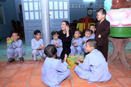 Ca sĩ Phi Nhung: Không thể lấy chồng vì quá đông con - Ảnh 3.