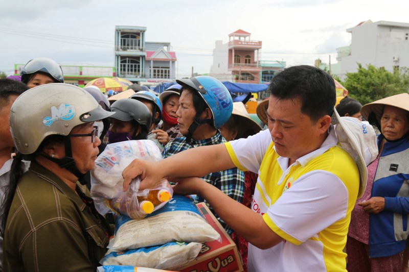 Tập đo&agrave;n Lộc Trời phối hợp B&aacute;o Người Lao Động cứu trợ tại Kh&aacute;nh H&ograve;a - Ảnh 4.