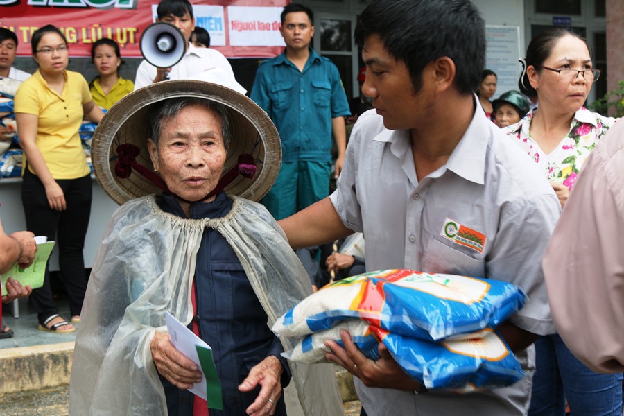 Tập đoàn Lộc Trời và Báo Người Lao Động đội mưa đến người dân vùng bão - Ảnh 1.