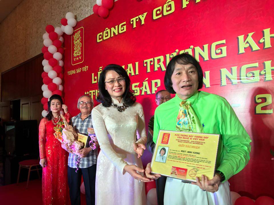 B&agrave; Nguyễn Thị Thu - Ph&oacute; chủ tichju UBND TPHCM trao bằng x&aacute;c nhận việc trưng b&agrave;y bức tượng s&aacute;p của NSƯT Minh Vương trong ng&agrave;y kh&aacute;nh th&agrave;nh