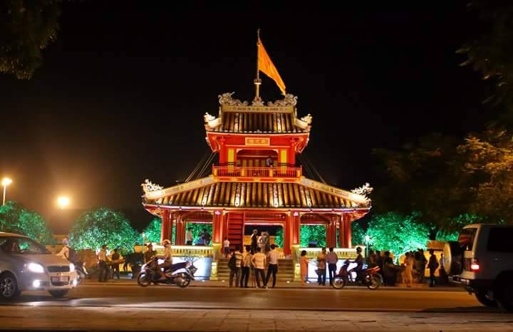 Phu Văn Lâu trước Đại nội Huế cũng rực sáng