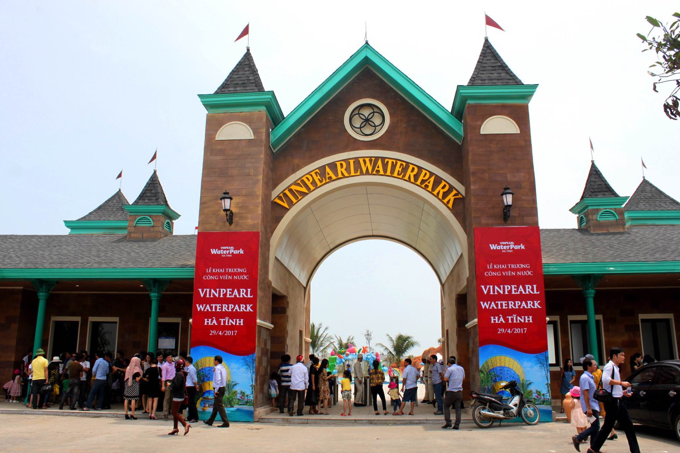 C&ocirc;ng vi&ecirc;n nước Vinpearlland Water Park H&agrave; Tĩnh với diện t&iacute;ch 7 ha l&agrave; c&ocirc;ng vi&ecirc;n nước đầu ti&ecirc;n v&agrave; lớn nhất khu vực Bắc Trung bộ.