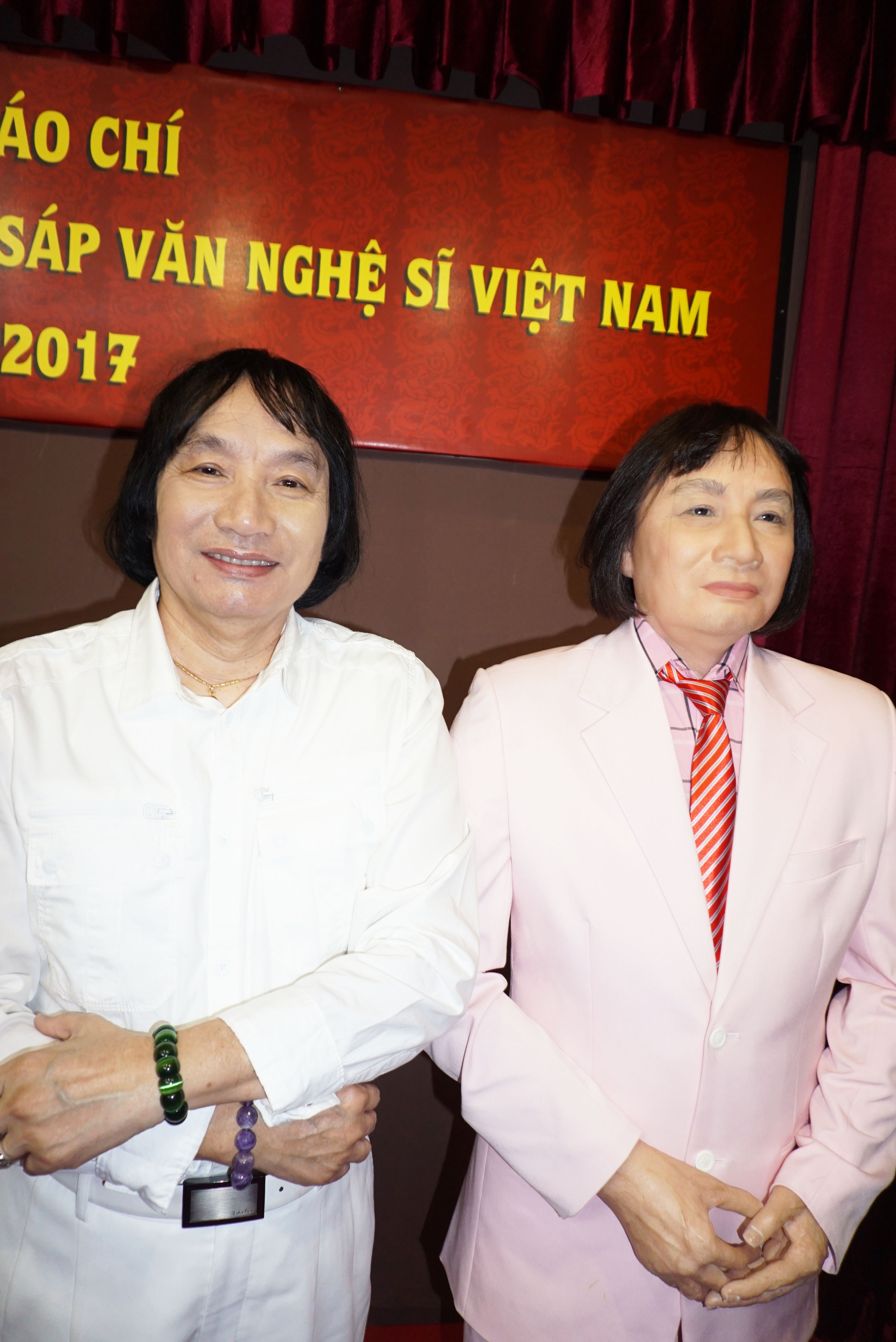 Nghệ sĩ Minh Vương xúc động bên tượng sáp giống mình như thật