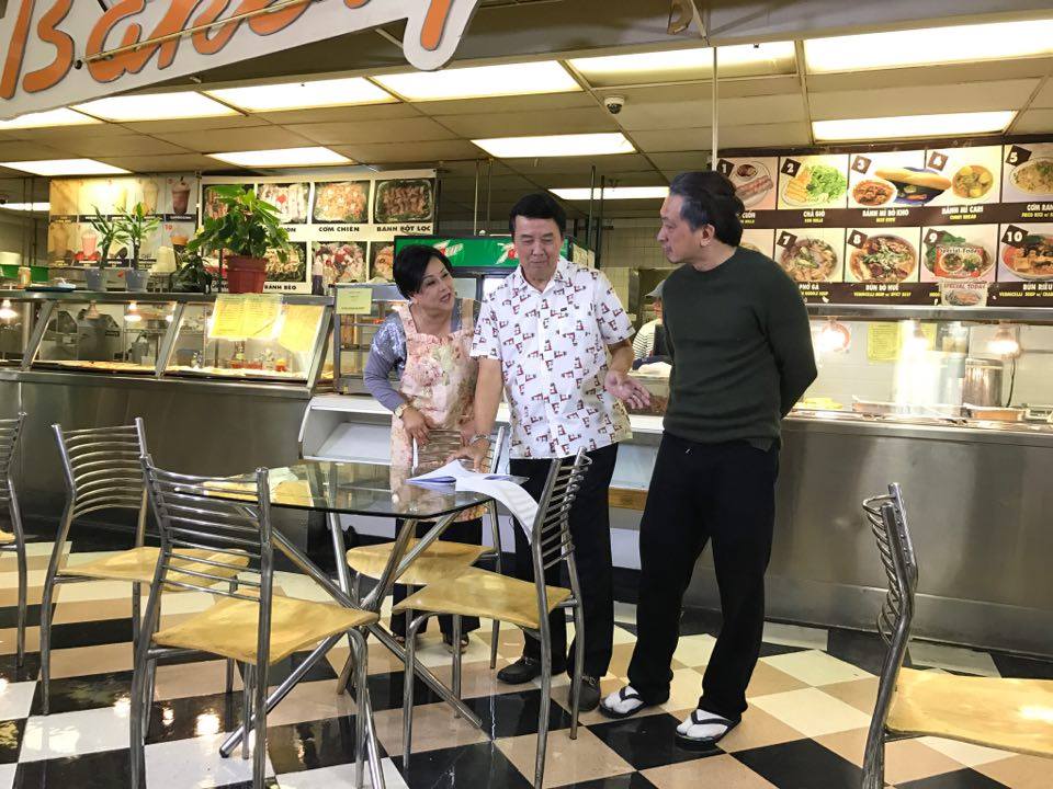 Kịch Trong nh&agrave; ngo&agrave;i phố c&oacute; những đoạn quay clip b&ecirc;n ngo&agrave;i s&acirc;n khấu tại Mỹ