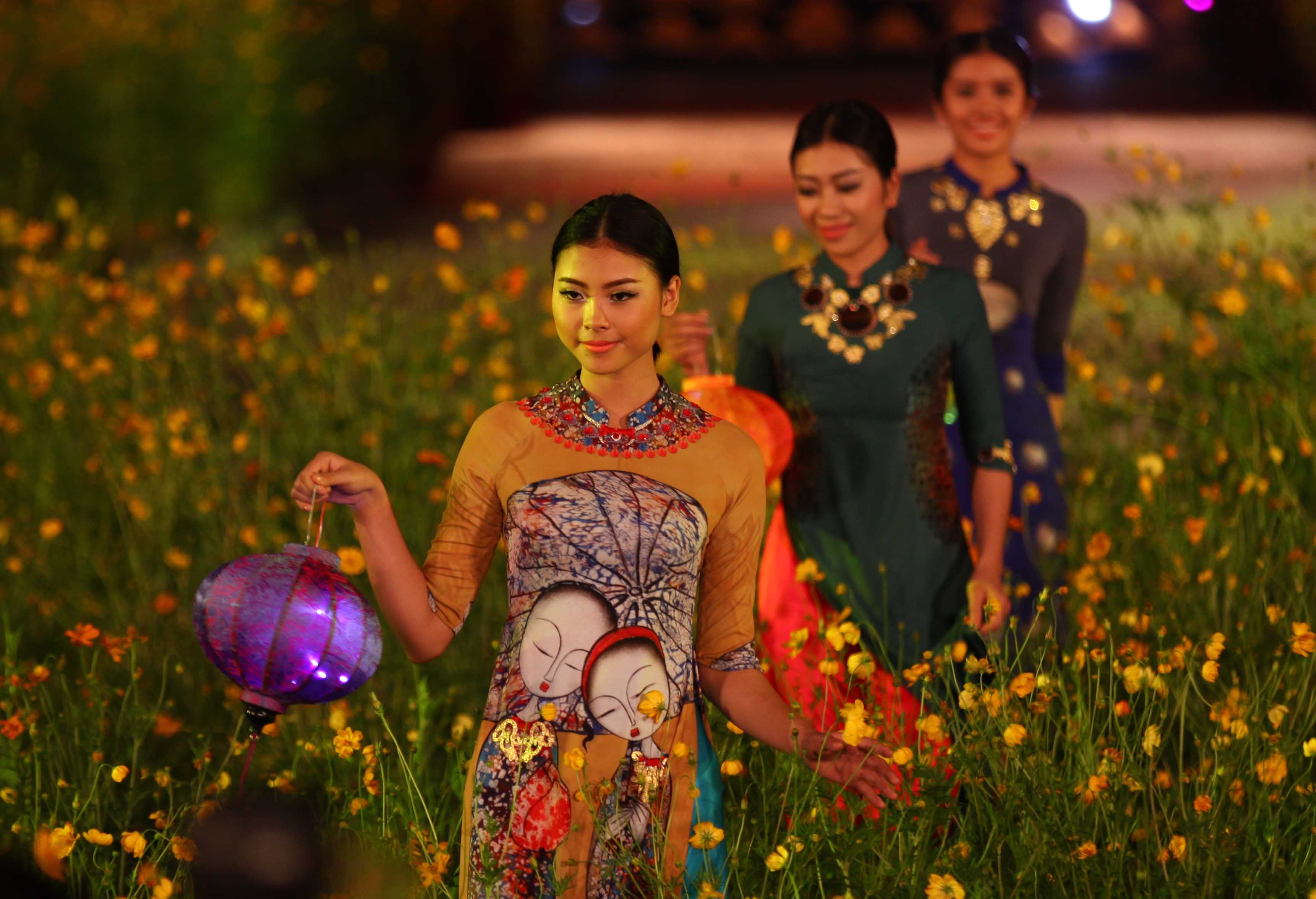 Tà áo dài được các người mẫu thể hiện