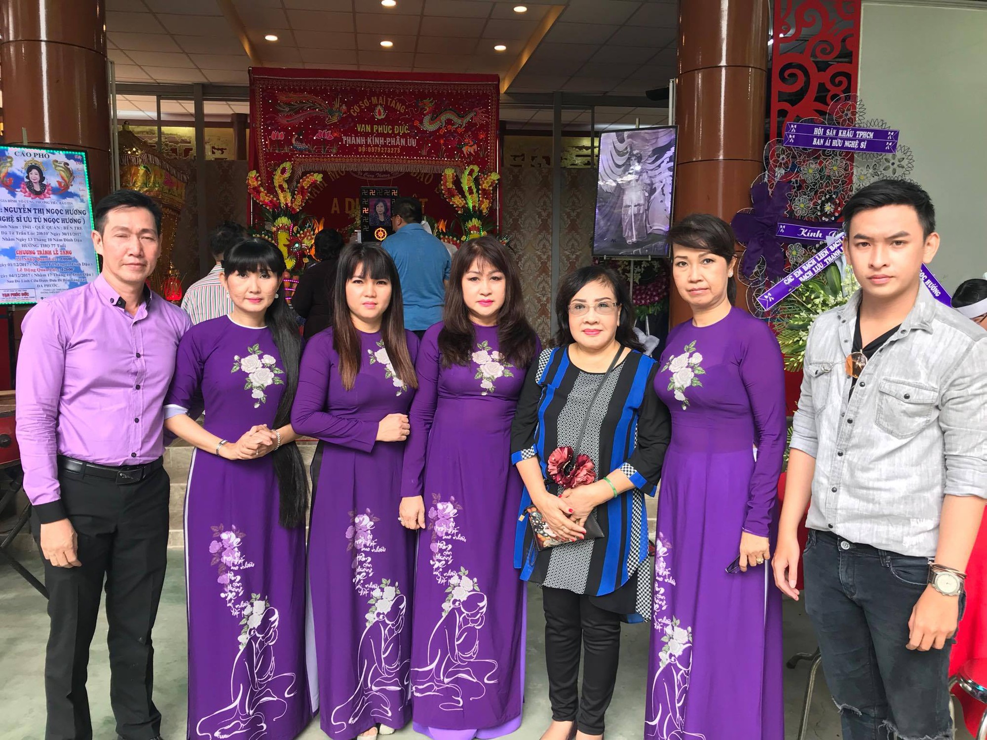 Đông nghệ sĩ đưa tiễn NSƯT Ngọc Hương về nơi an nghỉ cuối cùng - Ảnh 6.
