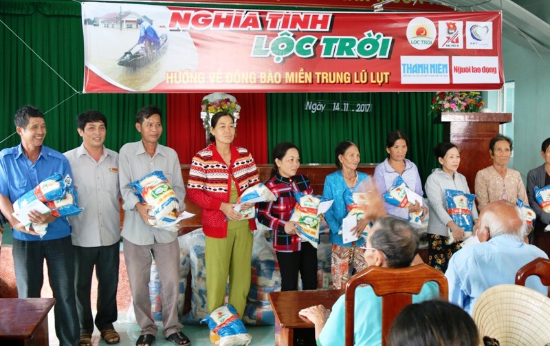 Tập đo&agrave;n Lộc Trời phối hợp B&aacute;o Người Lao Động cứu trợ tại Kh&aacute;nh H&ograve;a - Ảnh 1.