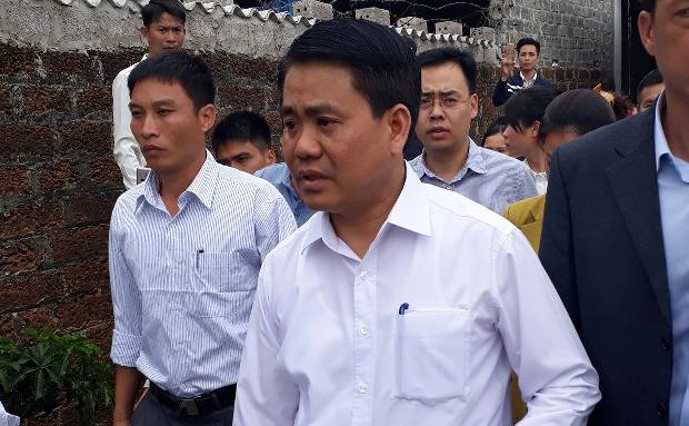 
Chủ tịch H&agrave; Nội Nguyễn Đức Chung đi thăm c&aacute;n bộ, chiến sĩ bị giữ tại Đồng T&acirc;m

