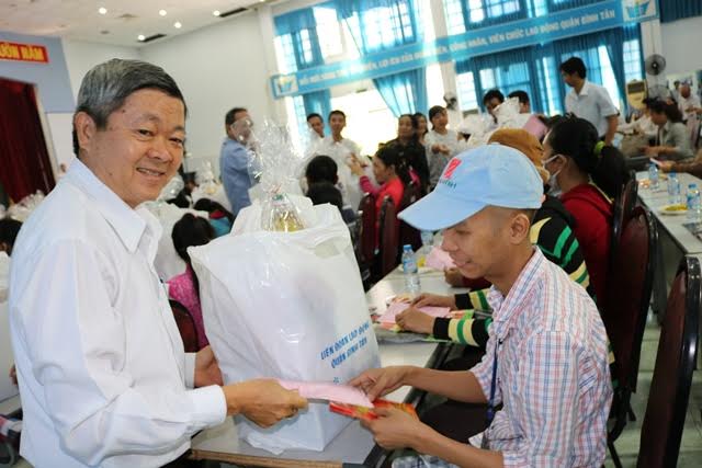 
&Ocirc;ng Nguyễn Văn Dễ, Chủ tịch LĐLĐ quận B&igrave;nh T&acirc;n, TP HCM, trao qu&agrave; tết cho c&ocirc;ng nh&acirc;n c&oacute; ho&agrave;n cảnh kh&oacute; khăn, bị bệnh hiểm ngh&egrave;o
