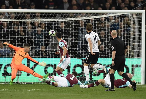 Thua derby London, Tottenham hết hy vọng tranh ng&ocirc;i v&ocirc; địch - Ảnh 2.