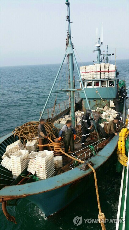 Một tàu cá Trung Quốc hoạt động trái phép bị lực lượng bảo vệ bờ biển Hàn Quốc bắt giữa. Ảnh: Yonhap