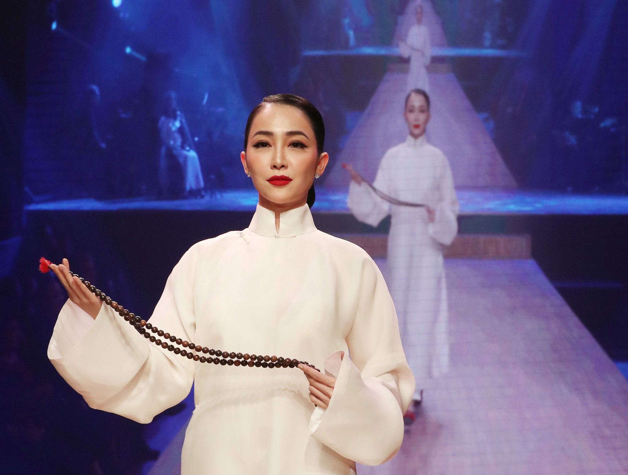"Chim công làng múa" Linh Nga xuất hiện sau vụ kiện