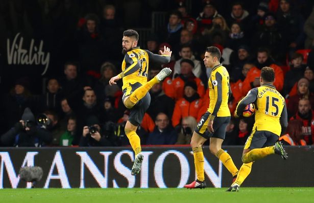 Ăn mừng kiểu "bọ cạp", Giroud bị ném đá