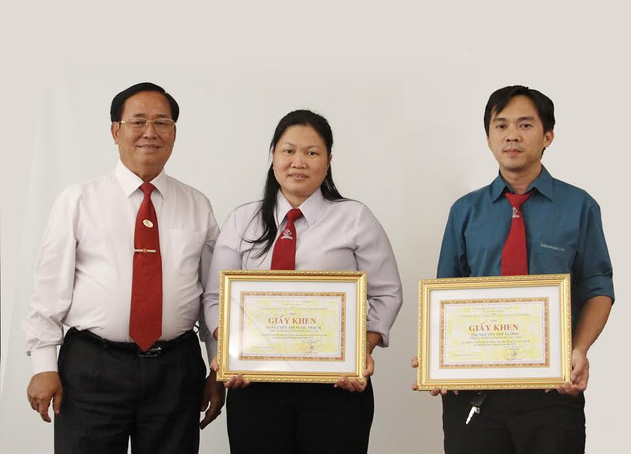 
&Ocirc;ng Tạ Long Hỷ , Ph&oacute; Tổng gi&aacute;m đốc Thường trực ki&ecirc;m Gi&aacute;m đốc Vinasun, trao giấy khen cho 2 l&aacute;i xe đ&atilde; đạt th&agrave;nh t&iacute;ch xuất sắc trong năm 2016.
