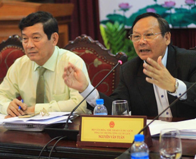Thứ trưởng ký xong đổ lỗi cho cấp dưới