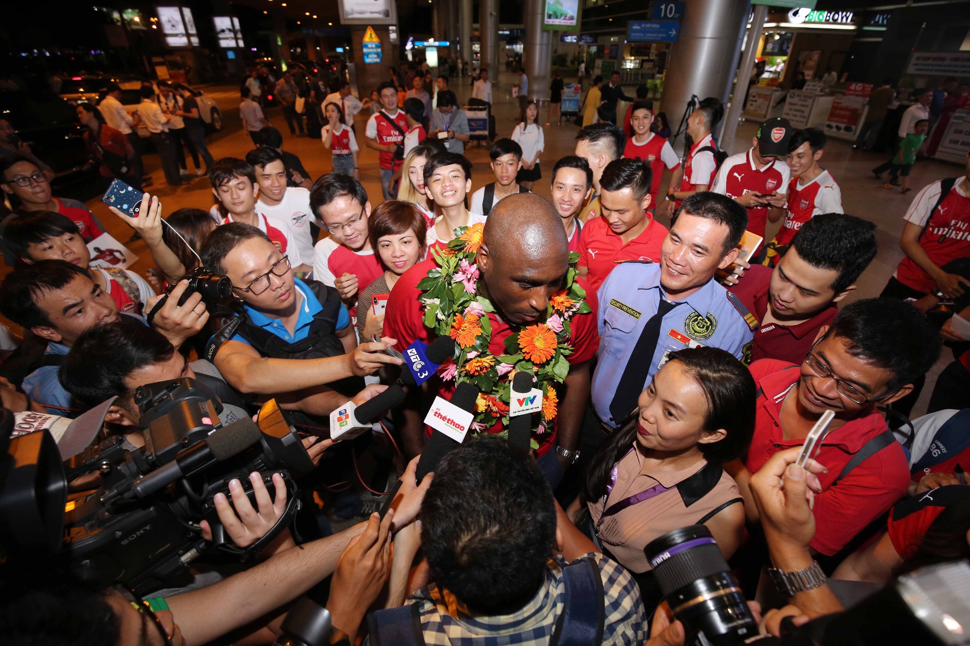 Sol Campbell trong vòng vây người hâm mộ - Ảnh 3.