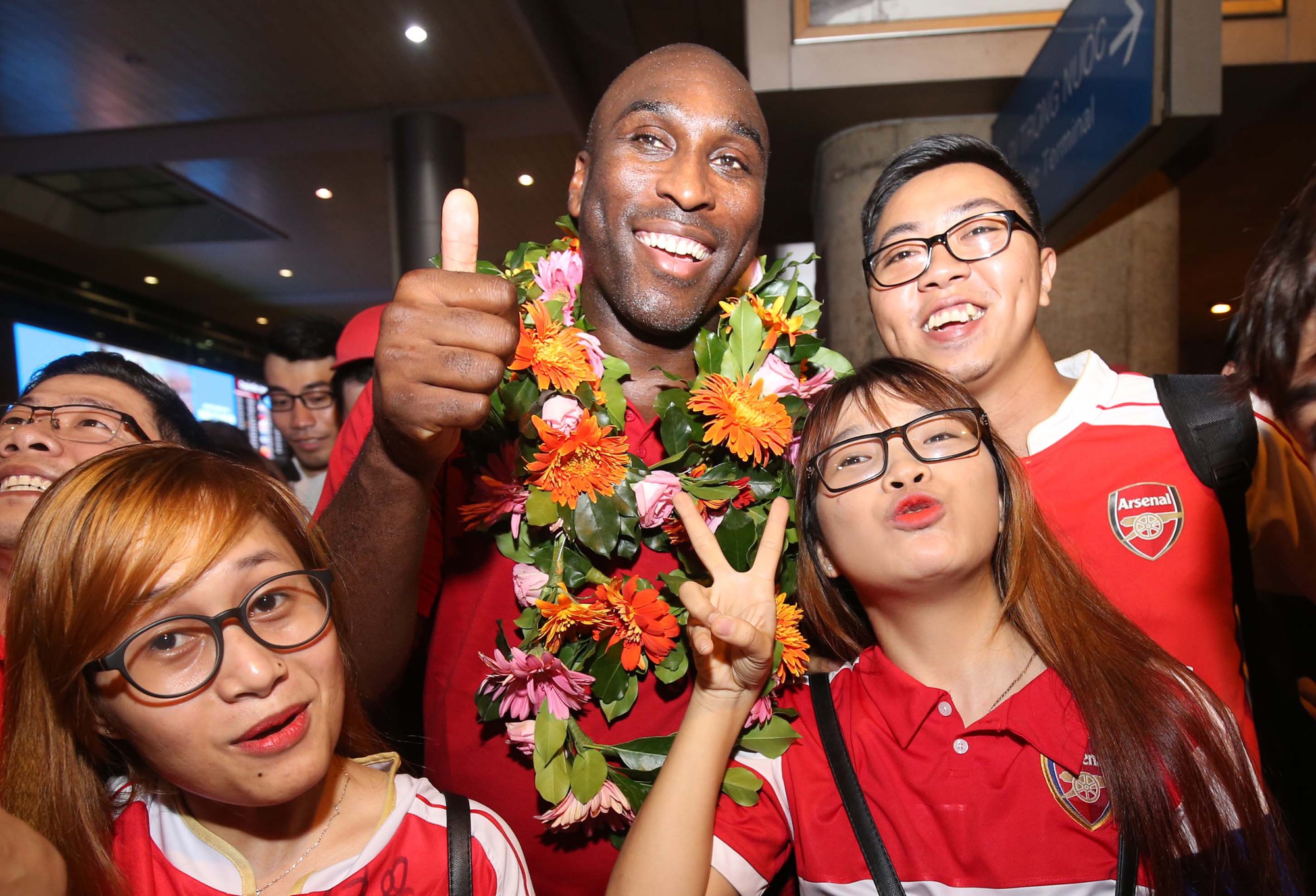 Sol Campbell trong vòng vây người hâm mộ - Ảnh 1.