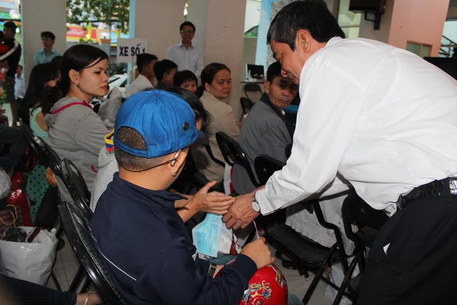 &Ocirc;ng Nguyễn Văn Khải, Ph&oacute; Chủ tịch Thường trực LĐLĐ TP HCN, l&igrave; x&igrave; cho chị Trần Thị Xu&acirc;n Th&uacute;y