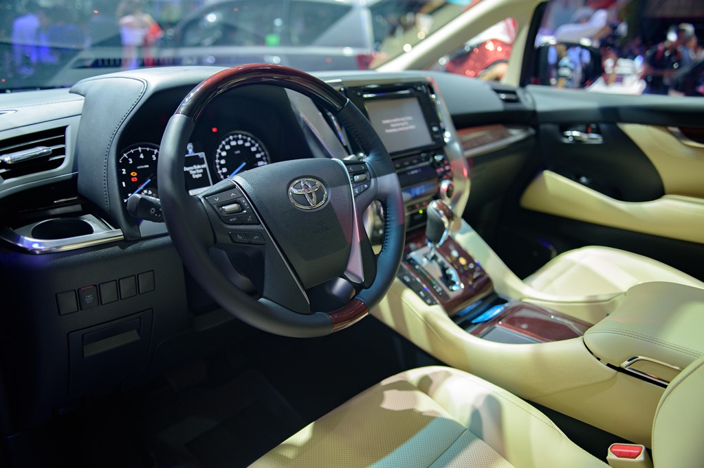 Toyota Alphard - chuy&ecirc;n cơ mặt đất vừa ra mắt c&oacute; g&igrave;? - Ảnh 8.