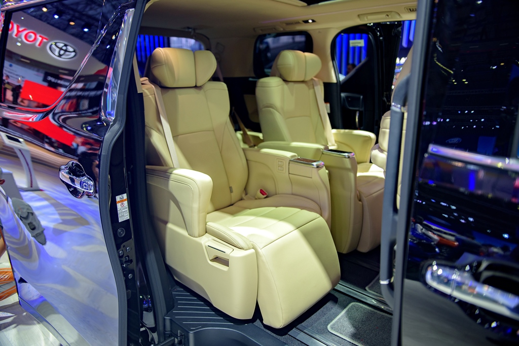 Toyota Alphard - chuy&ecirc;n cơ mặt đất vừa ra mắt c&oacute; g&igrave;? - Ảnh 10.