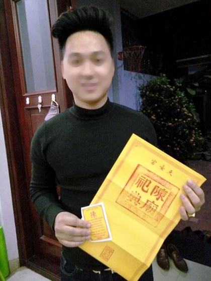 
Chỉ mất 100.000 đồng, du kh&aacute;ch đ&atilde; c&oacute; được 1 c&aacute;nh ấn với đầy đủ ấn v&agrave; b&ugrave;a hộ mệnh

