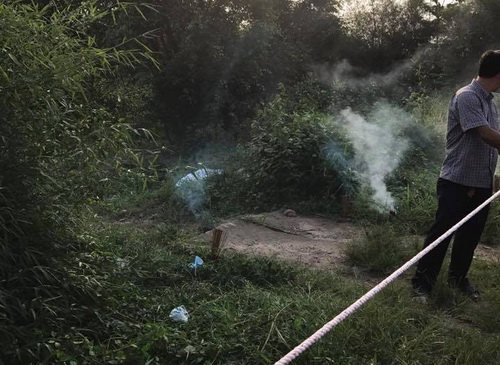 Xác nữ lõa thể trong bao tải: Xăm sau vai hoa hồng đỏ