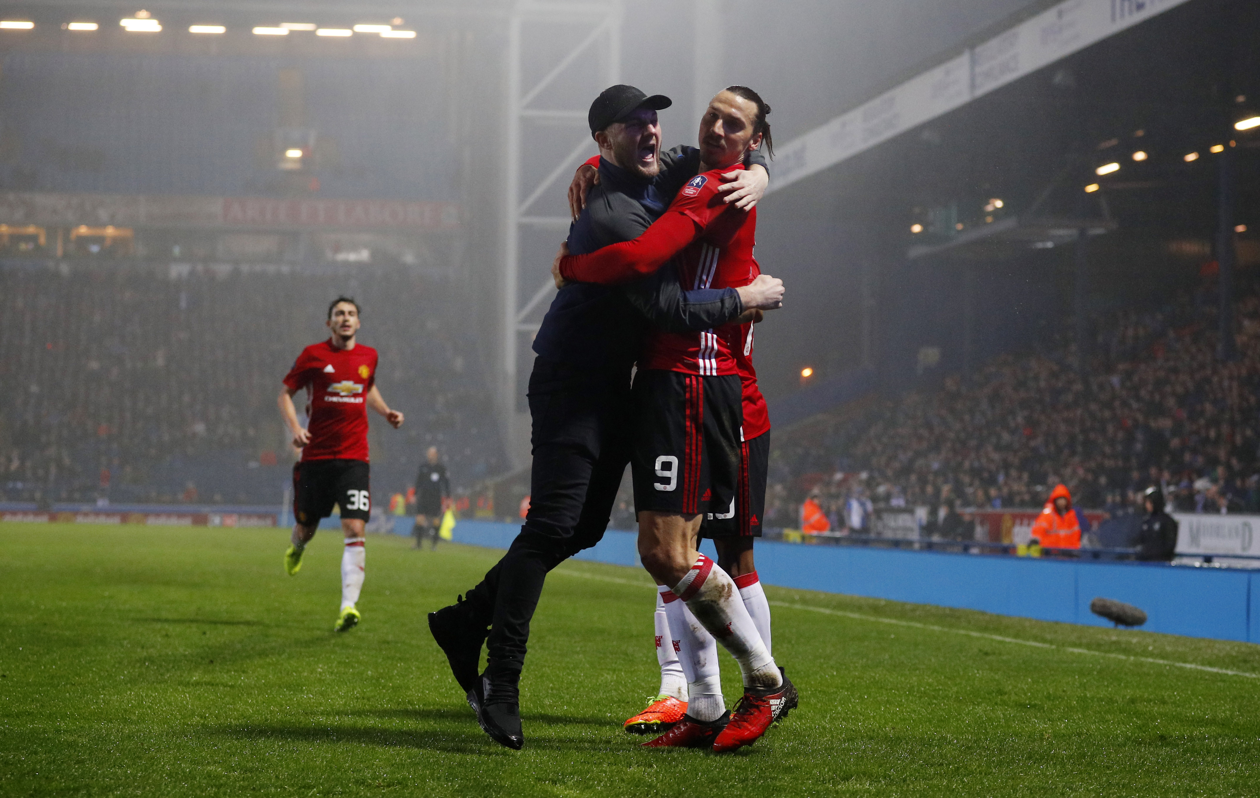 Ibrahimovic giúp M.U ngược dòng, vào tứ kết cúp FA