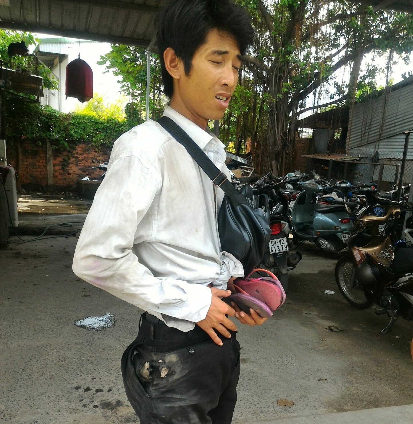 Thanh ni&ecirc;n giả t&agrave;n tật l&ecirc; lết b&aacute;n v&eacute; số - Ảnh 2.