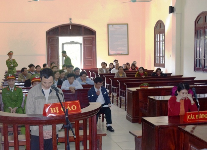 Bị cáo Thành cúi đầu nhận tội về hành vi của mình