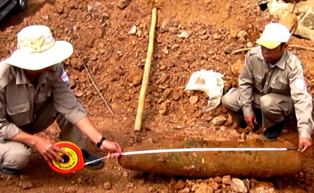 Thi công mở rộng cửa khẩu quốc tế, phát hiện bom “khủng”